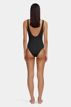 Akila One Piece Black