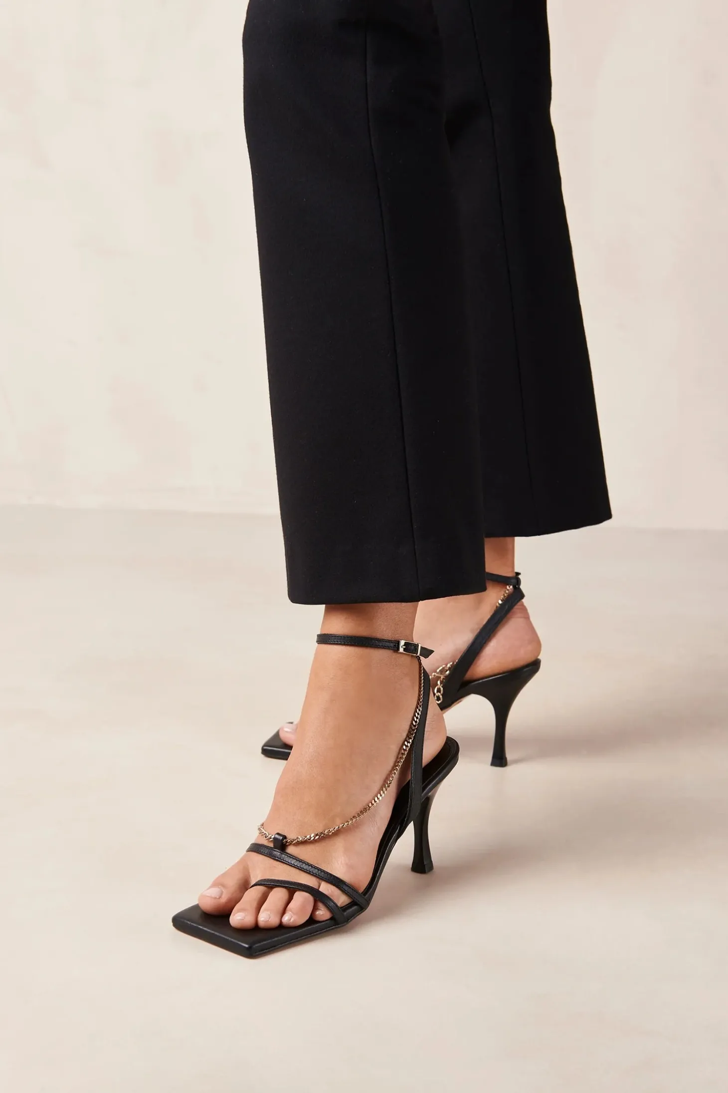 Alohas Straps Chain Heel Black