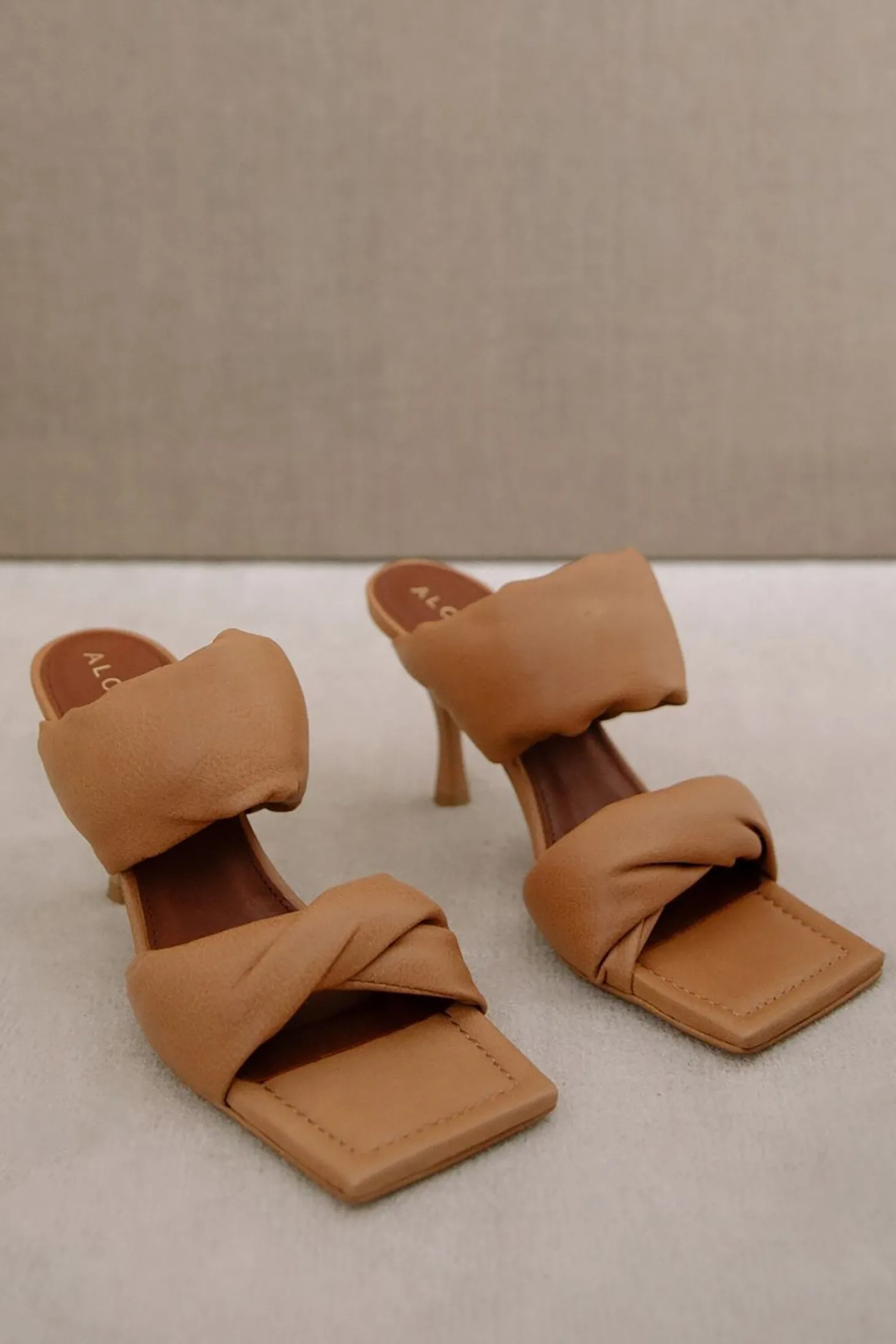 Alohas Twist Strap Heel Camel