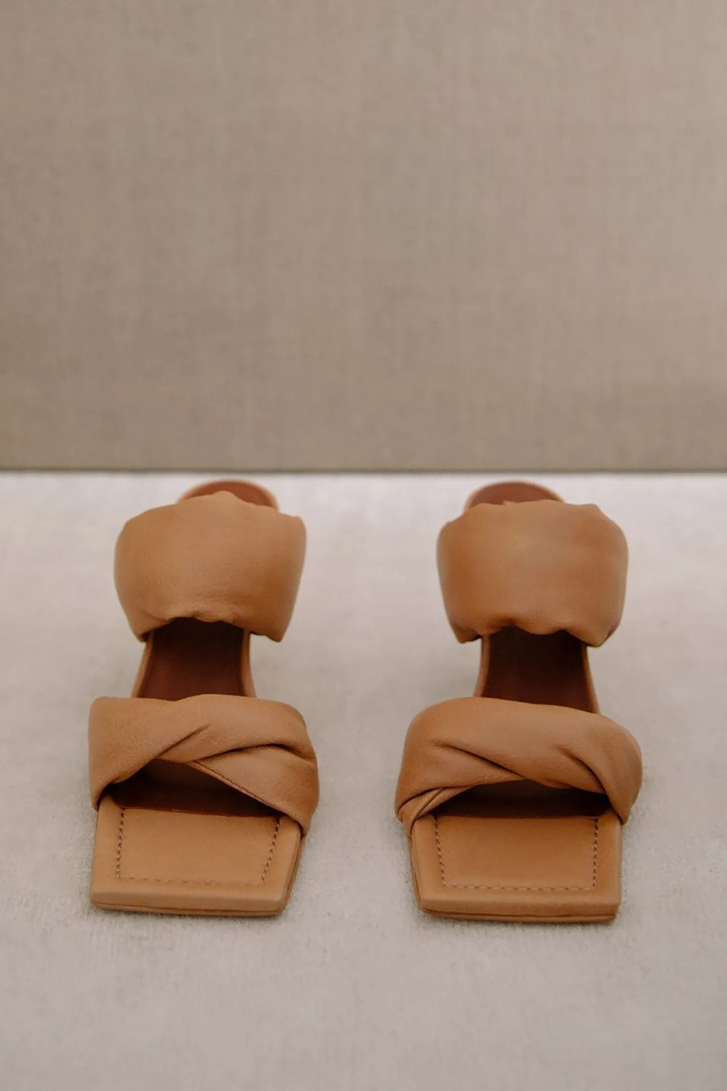 Alohas Twist Strap Heel Camel