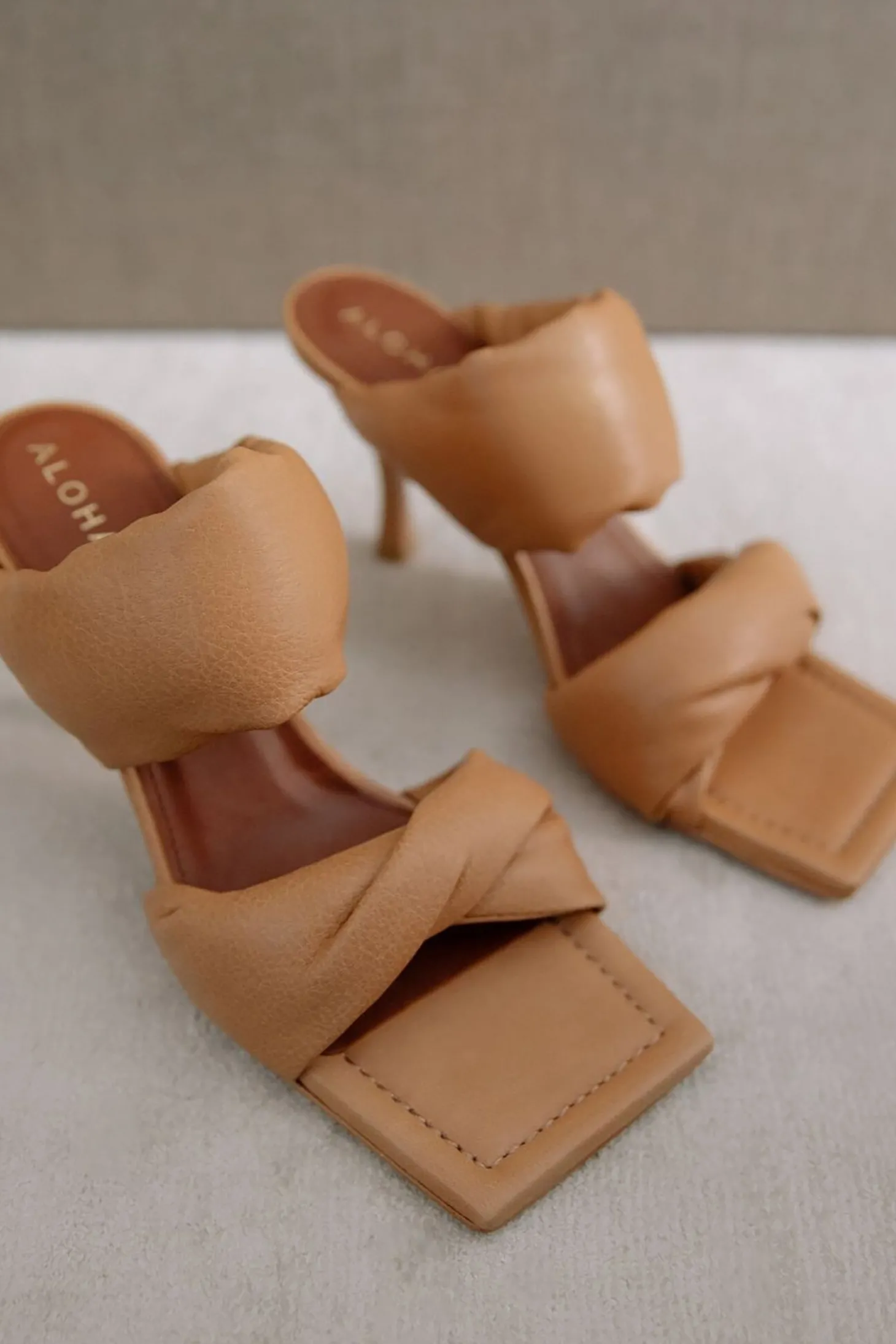 Alohas Twist Strap Heel Camel