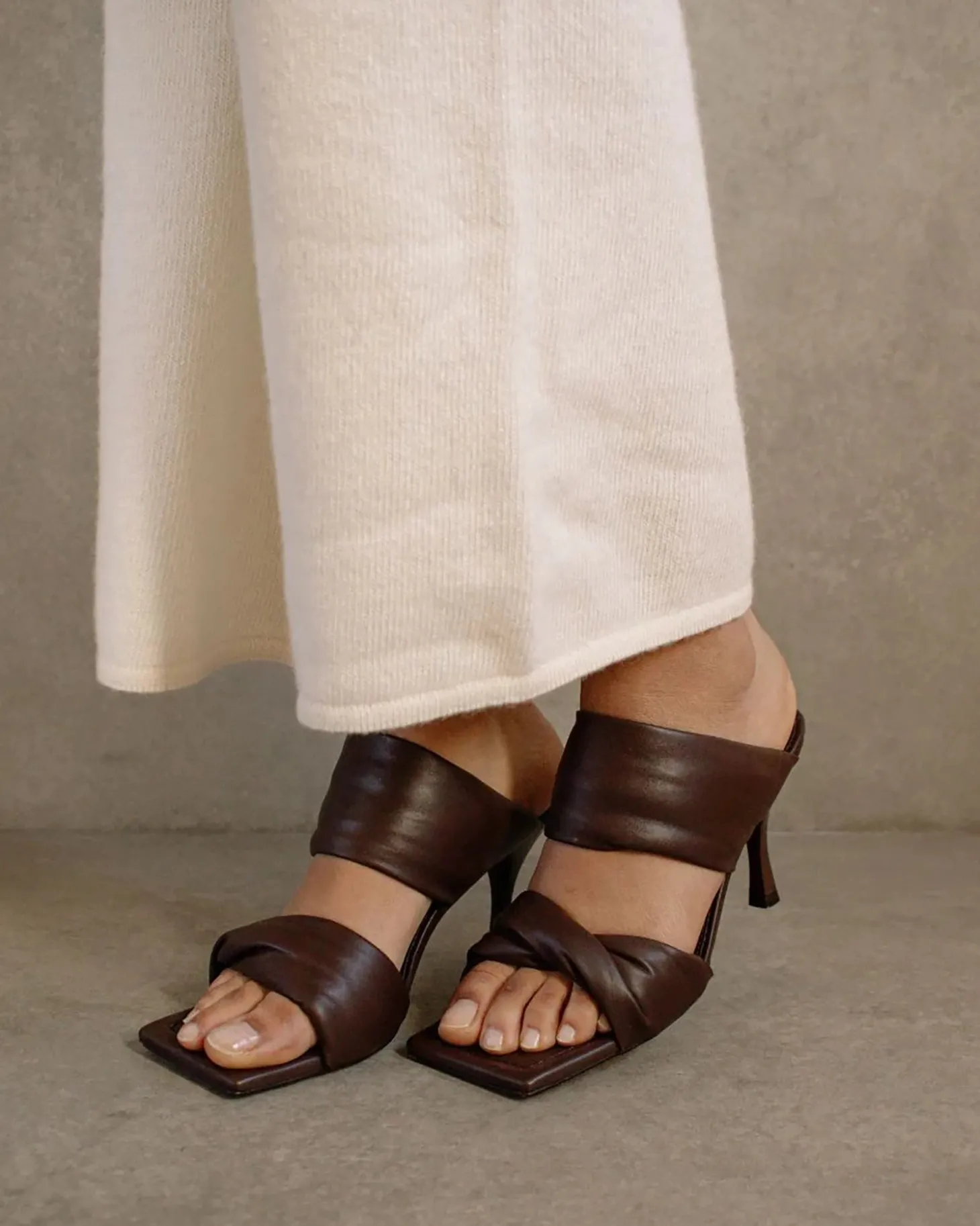 Alohas Twist Strap Heel Coffee Brown