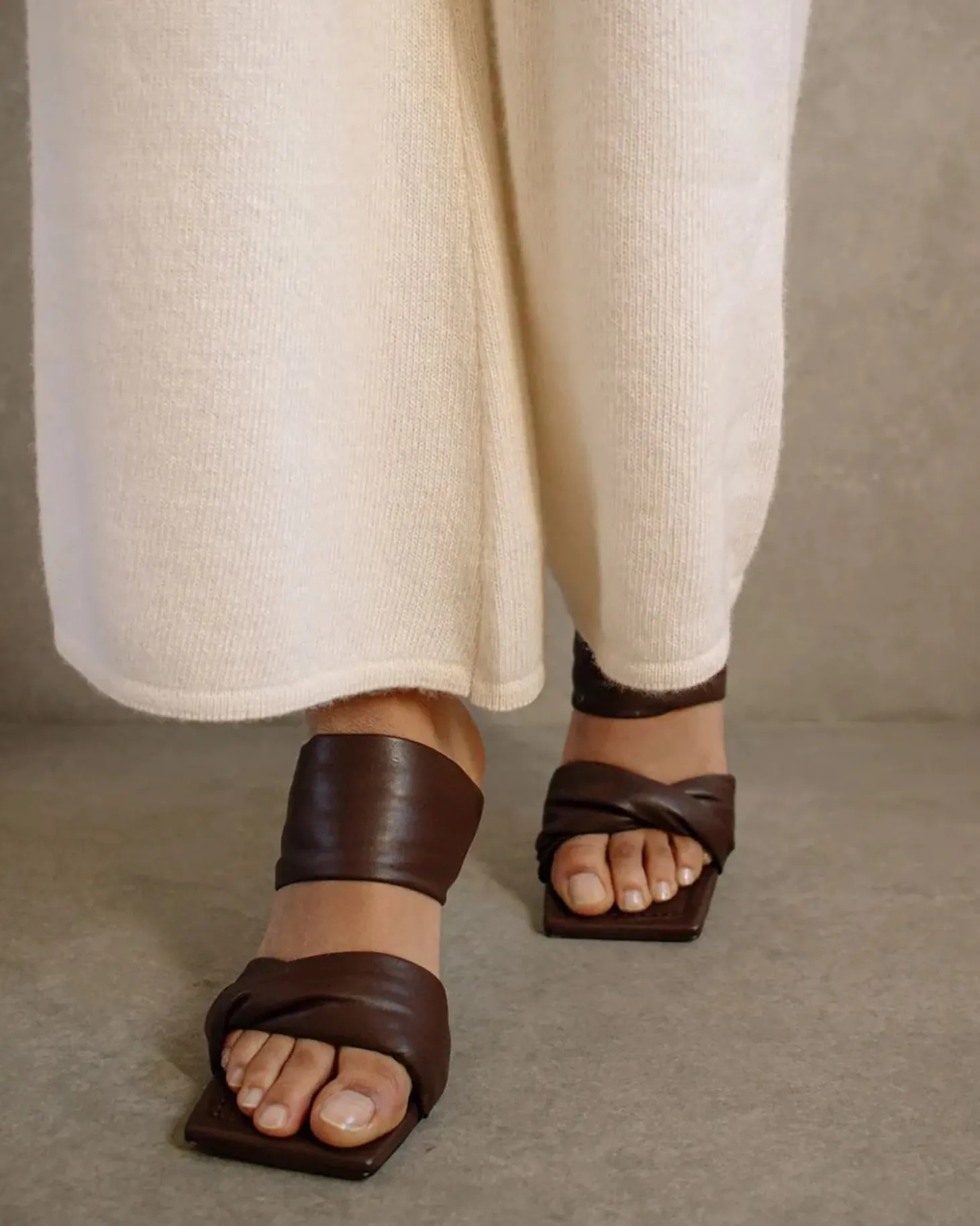 Alohas Twist Strap Heel Coffee Brown